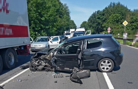Hoher Sachschaden und zwei Leichtverletzte bei Unfall auf B 83