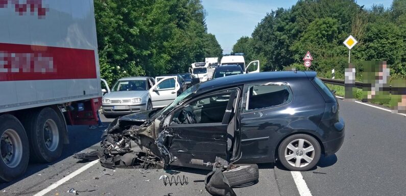 Hoher Sachschaden und zwei Leichtverletzte bei Unfall auf B 83