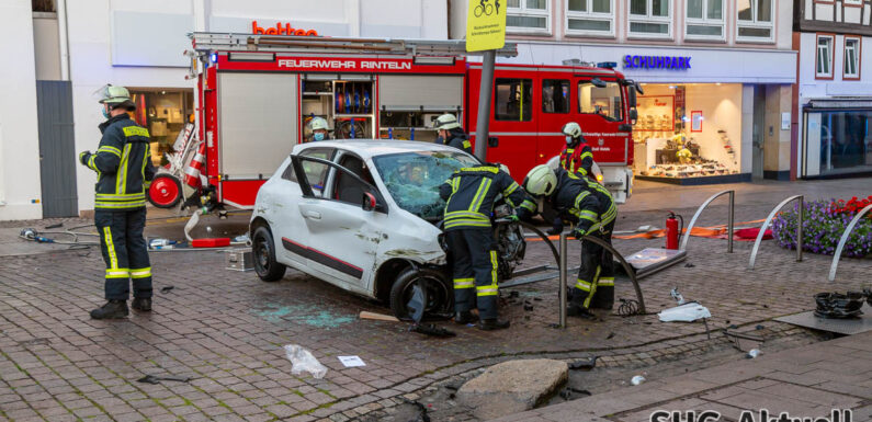 Erst Messerangriff, dann Unfall: Mann (23) schleudert mit Auto gegen Haus