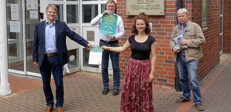 Stadthagen: Bürgermeister Oliver Theiß nimmt erste Unterschriftenlisten vom Volksbegehren Artenvielfalt an
