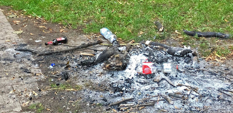 Glühende Feuerstelle und Müll zurückgelassen