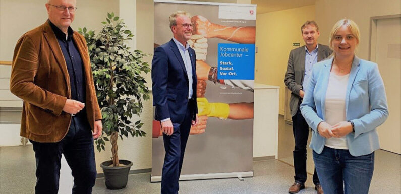 Bundestagsabgeordnete Marja-Liisa Völlers besucht Jobcenter in Stadthagen