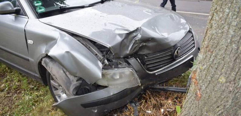 Auto fährt gegen Straßenbaum