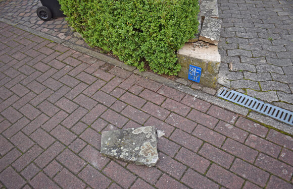 Gegen Mauer gefahren und geflüchtet