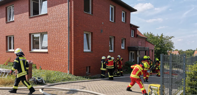 Einsatz in Röcke: Feuerwehr rettet zwei Personen über Drehleiter