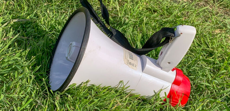 Polizei macht Wartende auf Mindestabstand vor Bergbad Bückeburg aufmerksam