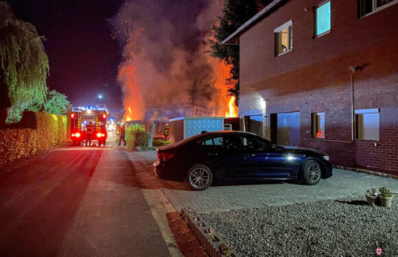 Brand einer Thujahecke in Helpsen / Strohballen in Obernkirchen in Flammen