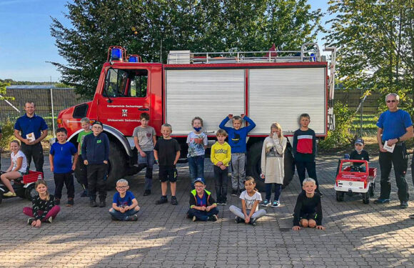 Kinderfeuerwehr freut sich über Tret-Unimogs