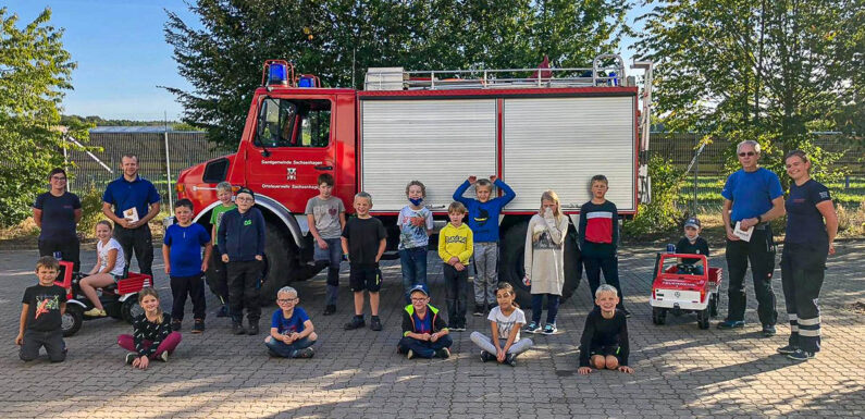 Kinderfeuerwehr freut sich über Tret-Unimogs