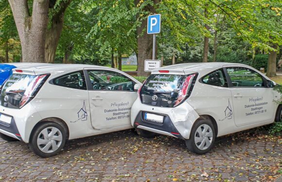 Stadthagen: Dienstfahrzeuge der Diakonie bei Unfall beschädigt und geflüchtet