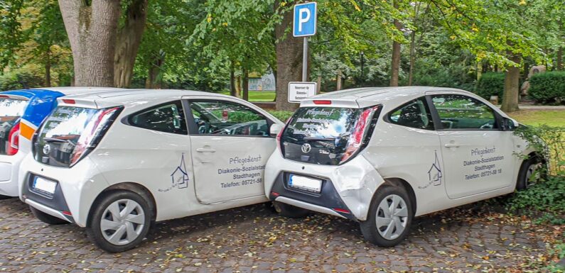 Stadthagen: Dienstfahrzeuge der Diakonie bei Unfall beschädigt und geflüchtet