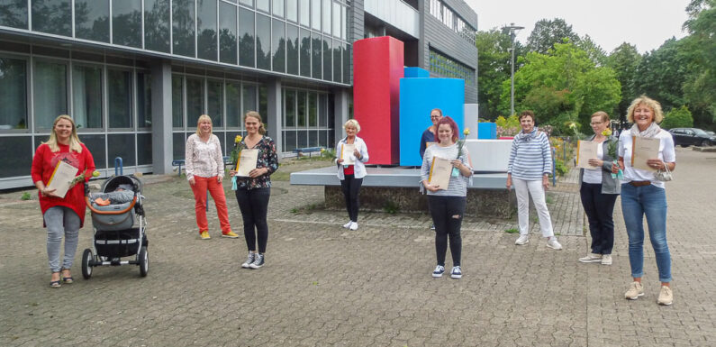 Kooperation von VHS und Jugendamt: 13 Tagesmütter erhalten Zertifikate