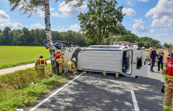 Feuerwehr-Großaufgebot bei Verkehrsunfall mit VW Transporter