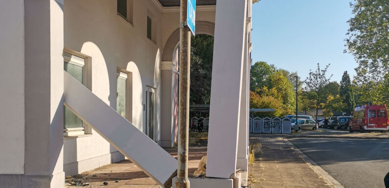 Bückeburg: Gebäudeteil des Bahnhofs nach Unfall einsturzgefährdet, Fahrer schwer verletzt