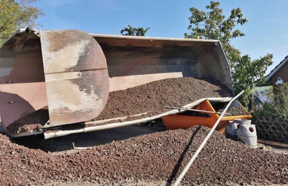 Rodenberg: LKW kippt beim Abladen auf die Seite
