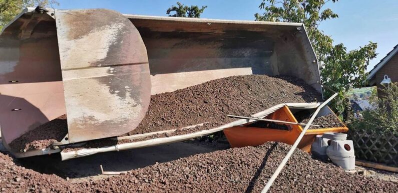 Rodenberg: LKW kippt beim Abladen auf die Seite