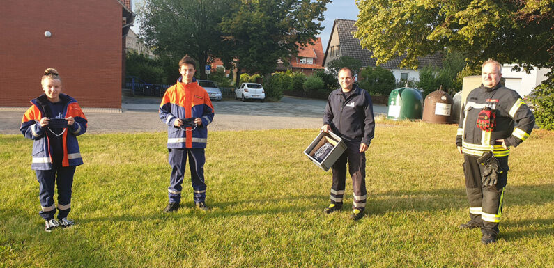 Fleißige Jugendfeuerwehr Röcke näht Masken