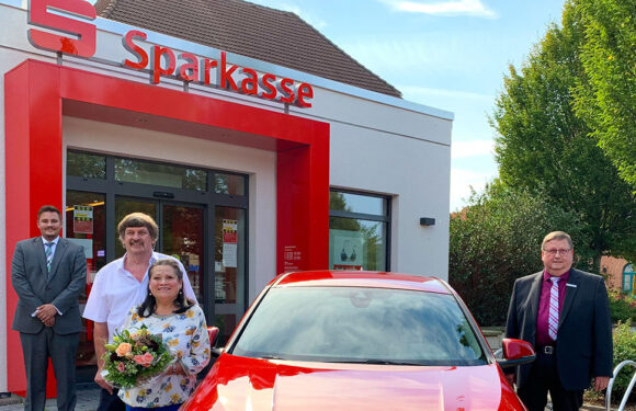 Eheleute aus Rodenberg gewinnen BMW in Sparkassen-Rot