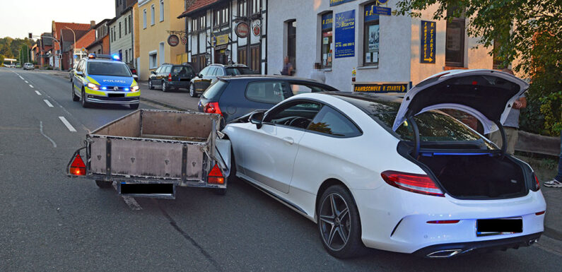 Abbiegevorgang falsch gedeutet: Mercedes-Fahrerin rammt Golf mit Anhänger