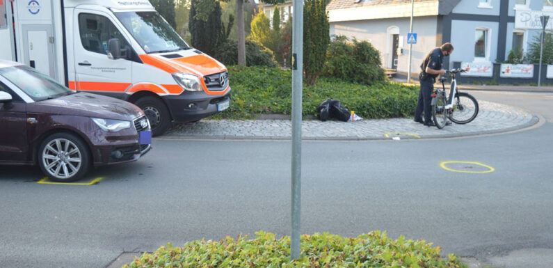 Unfall zwischen Pedelec und PKW: 64-jähriger erleidet schwere Kopfverletzungen