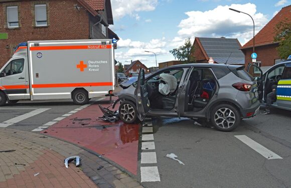 Bückeburg: Autos stoßen auf der Kreuzung L 450/ Warbersche Straße zusammen