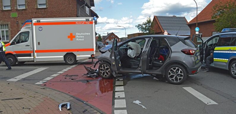 Bückeburg: Autos stoßen auf der Kreuzung L 450/ Warbersche Straße zusammen