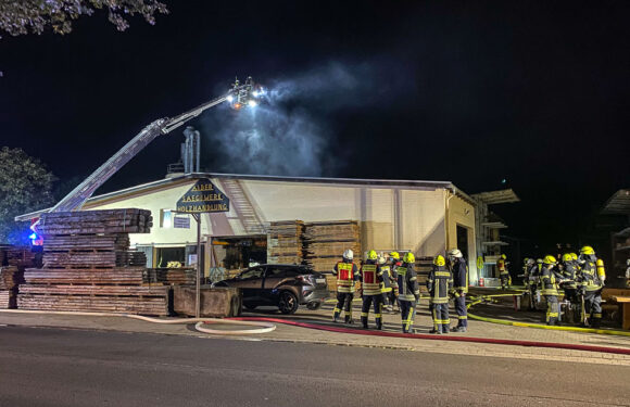 (Update) 80 Feuerwehrleute bei Brand in Sägewerk im Einsatz