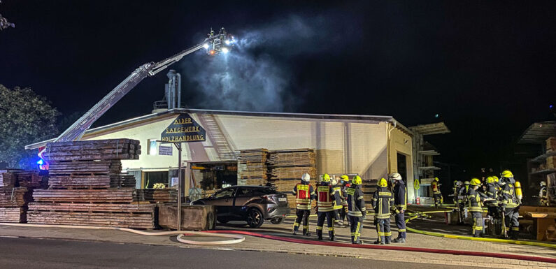 (Update) 80 Feuerwehrleute bei Brand in Sägewerk im Einsatz
