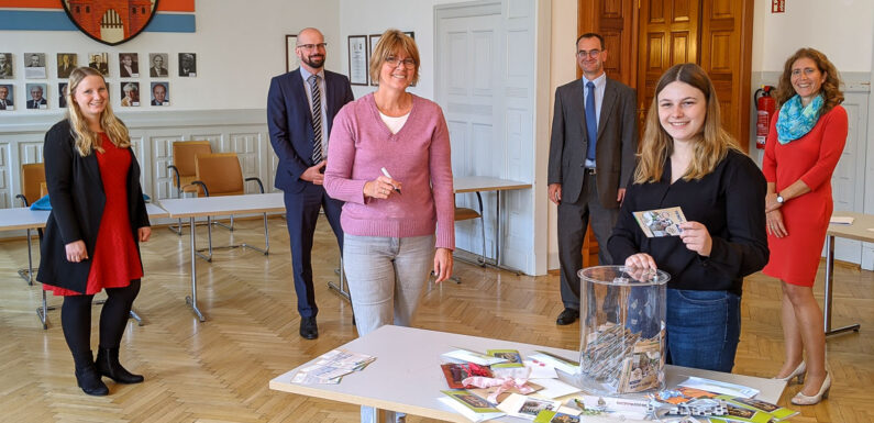 Gutscheine und „5er“: Bückeburger Stadtmarketing zieht glückliche Gewinner des verkaufsoffenen Sonntags