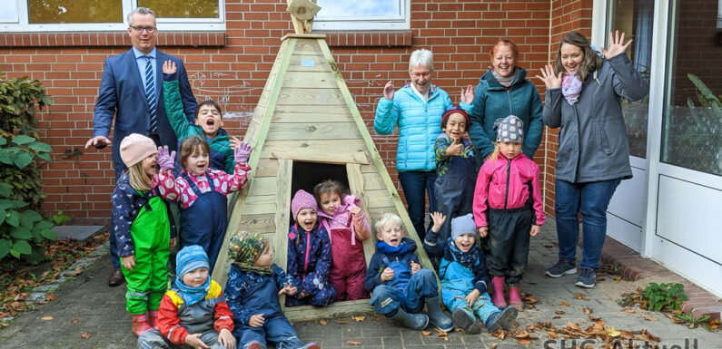 Sparen und Spielen: Volksbank ermöglicht Anschaffung von Holz-Tipi für Kita Bergkrug