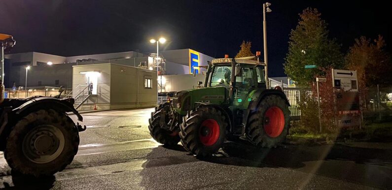 Lauenau: Landwirte protestieren gegen Billigpreise und blockieren EDEKA-Zufahrt