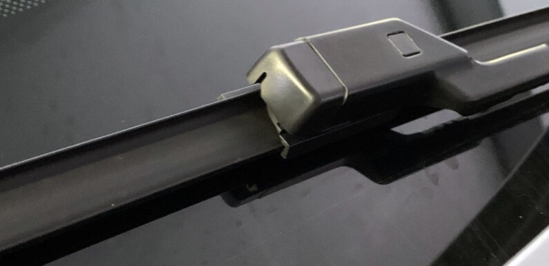 Unbekannte klappen an Dutzenden PKW Scheibenwischer hoch