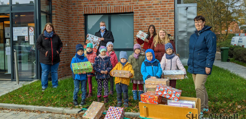 Kindergarten Bergkrug und Volksbank in Schaumburg spenden für „Weihnachten im Schuhkarton“