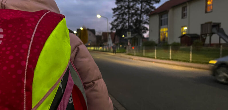 Niedersachsen zieht Weihnachtsferien vor: Eltern können nochmal verlängern