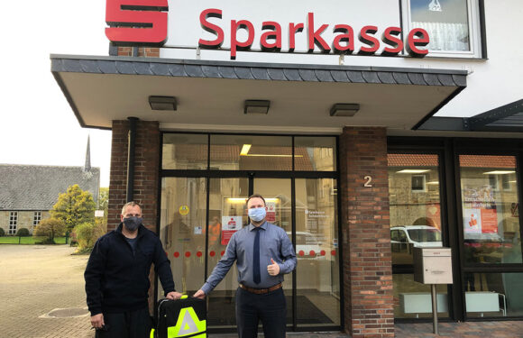 Lebensrettendes Werkzeug für Feuerwehr Sachsenhagen überreicht