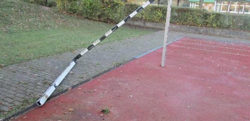 Fußballtor zerstört