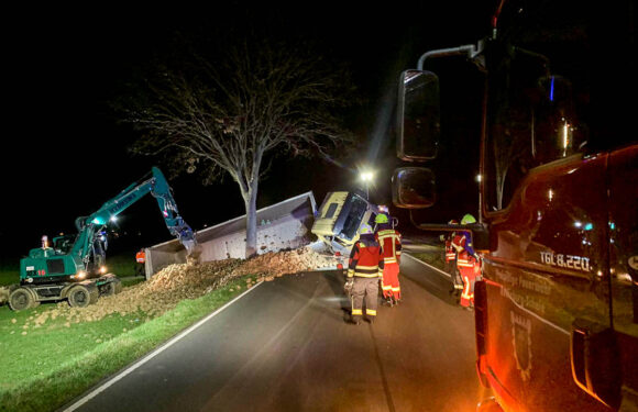 Bückeburg: LKW mit Rüben umgekippt
