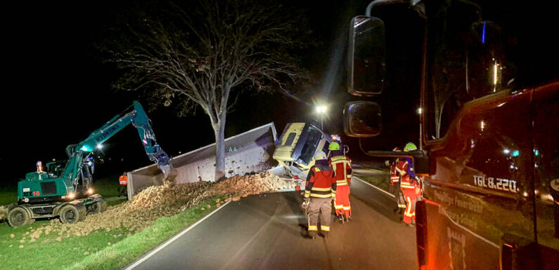 Bückeburg: LKW mit Rüben umgekippt