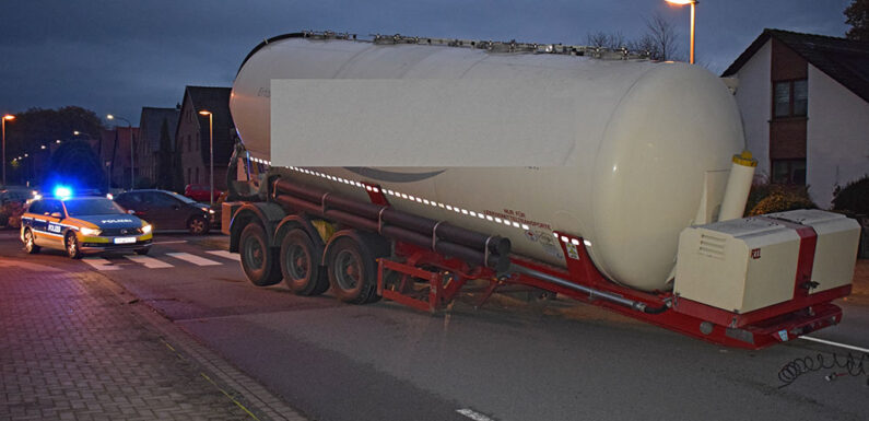Stadthagen: 25-Tonnen-Auflieger löst sich von LKW und fällt auf Straße