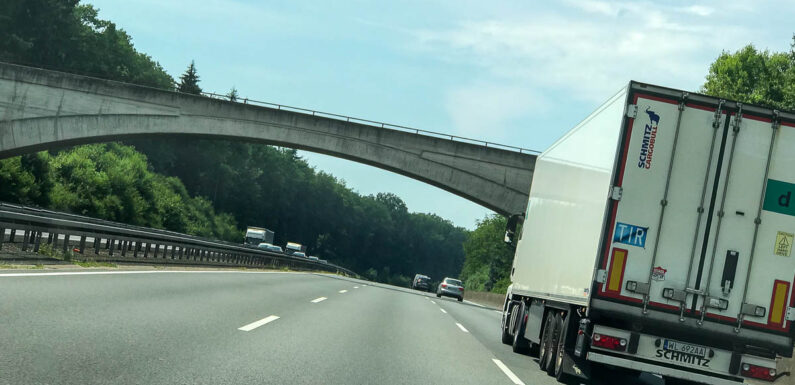 Niedersachsen hebt Sonn- und Feiertagsfahrverbot für LKW auf