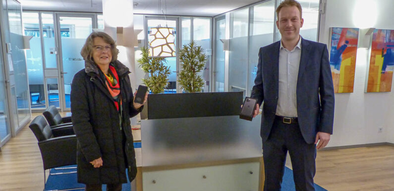 Erika Doll gewinnt iPhone beim VR-Gewinnsparen der Volksbank in Schaumburg