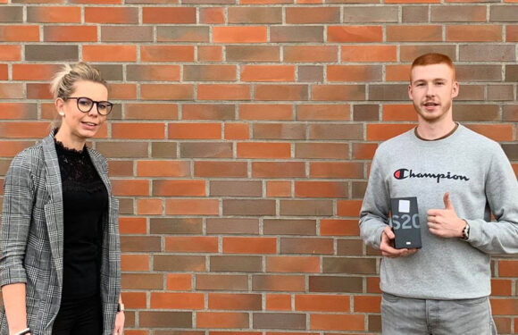 Drei Smartphones verlost: Erfolgreiche Berufsstarter-Beratung in der Volksbank in Schaumburg