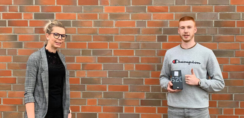 Drei Smartphones verlost: Erfolgreiche Berufsstarter-Beratung in der Volksbank in Schaumburg