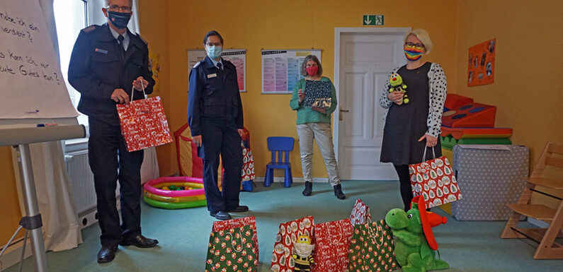 Kreisfeuerwehr Schaumburg verschenkt Weihnachtsüberraschungen für Kinder