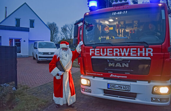 Nikolaus kommt mit dem Feuerwehrauto