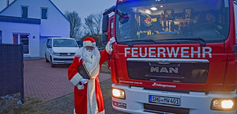 Nikolaus kommt mit dem Feuerwehrauto