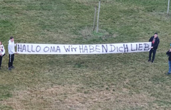 „Hallo Oma, wir haben Dich lieb“: Familie grüßt Großmutter im Krankenhaus mit Plakat