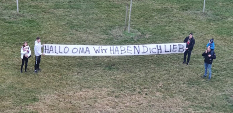 „Hallo Oma, wir haben Dich lieb“: Familie grüßt Großmutter im Krankenhaus mit Plakat