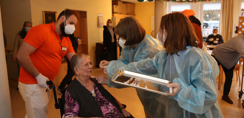 85-Jährige erhält als Erste Corona-Impfung in Schaumburg