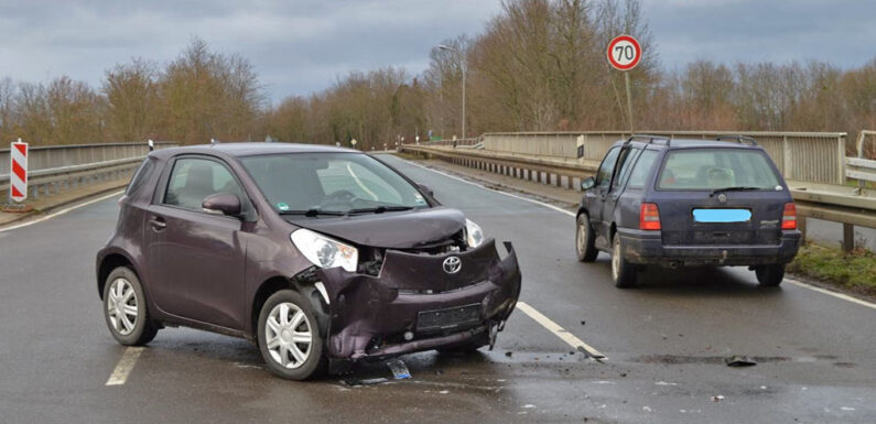 Beim Abbiegen Toyota übersehen: Autofahrerin leicht verletzt